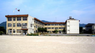 亀岡市立詳徳小学校の画像1