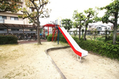 ライオンズマンション桂川久世 敷地内公園の画像1