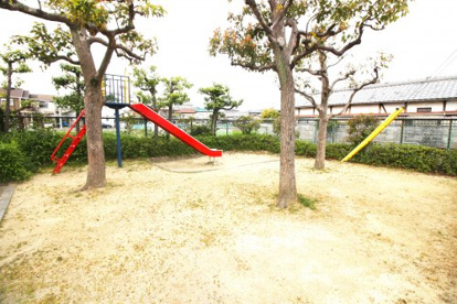 ライオンズマンション桂川久世 敷地内公園の画像2