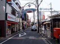 読売ランド前駅前　商店街