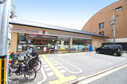 nanacoカードを使ってお買い物をすると、ポイント加盟店でのお買上げ100円(税抜)につき1ポイントが貯まります。
貯まったポイントは電子マネーに交換できます。 セブンイレブン 伏見深草藤森店の画像1