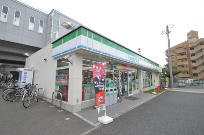 ファミリーマート 近鉄烏森駅前店の画像1