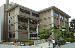 駒澤大学図書館の画像1
