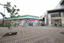 ファミリーマート 西武立川駅南口店