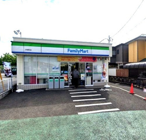 ファミリーマート 川和町店の画像1