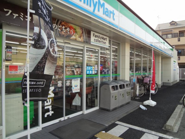 ファミリーマート東大阪大蓮南店の画像1