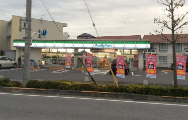 ファミリーマート 梅田四丁目店の画像1