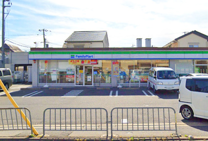 「あなたとコンビに、ファミリーマート」でおなじみのコンビニ、ファミリーマート。
ファミリーマートはファミマという愛称で親しまれているコンビニです。ファミリーマートコレクションには、お菓子やアイスといった食品だけに及ばず、洗剤やトイレットペーパーといった生活用品まで幅広い商品の種類があり、それが特徴といえるでしょう。 ファミリーマート 師団街道深草店の画像1