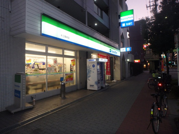 ファミリーマート 十三塚本店の画像1