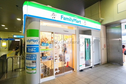 ファミリーマート はまりん新羽駅店の画像1
