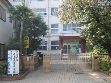 足立区立千寿青葉中学校(仮設校舎)の画像1