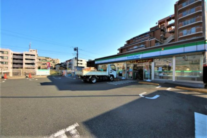 ファミリーマート 秀栄多摩ニュータウン通り店の画像1
