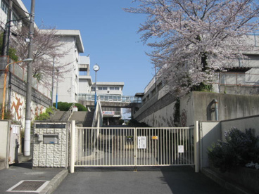 寝屋川市立第十中学校の画像1