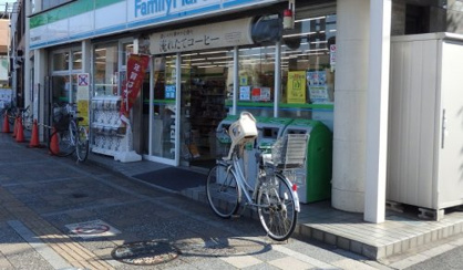 ファミリーマート戸田公園駅前店の画像1