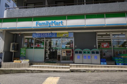 ファミリーマート 金井窪山手通り店の画像1