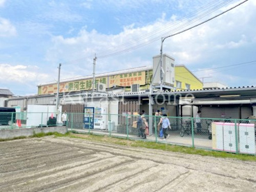 西浦交差点から西へ約240m進むと道路沿いに店舗が見えてきます。目立つ外観で分かりやすいですよ。 南河生鮮市場(クニーズ) 羽曳野店の画像2