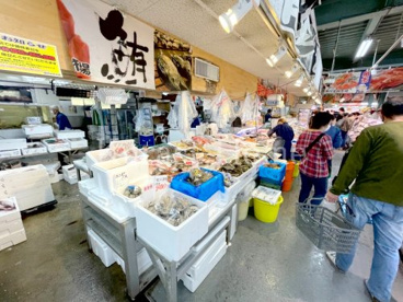 新鮮なお魚コーナーには海鮮食品がいっぱい。 南河生鮮市場(クニーズ) 羽曳野店の画像3