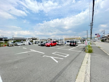 敷地内駐車場があります。100台近く止めれますが、時間帯によっては混み合いますので、時間に余裕を持ってお買い物しましょう。 南河生鮮市場(クニーズ) 羽曳野店の画像5