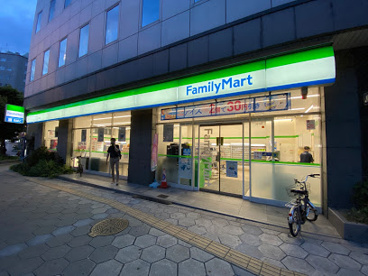 ファミリーマート 谷九駅前店の画像1