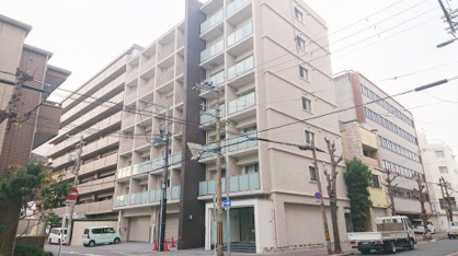 玉造駅からも近く、綺麗な外観です。 NET FLORA HIGASHIOBASEの画像1
