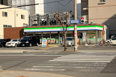 ファミリーマート 桜川二丁目店の画像1