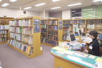 充実した参考資料コーナー 港区立 みなと図書館の画像3