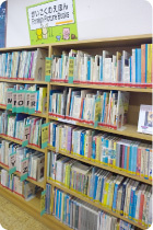 外国語の絵本の書棚 港区立 みなと図書館の画像5