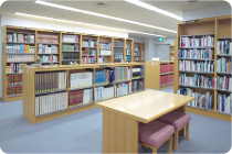 参考資料や大型本も充実 港区立 港南図書館の画像4