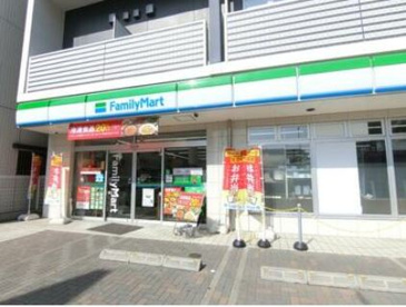 ファミリーマート 横浜子安通三丁目店の画像1