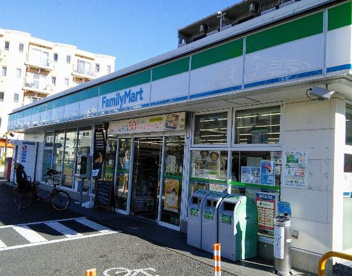 ファミリーマート 港北新吉田店の画像1