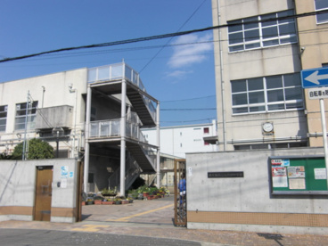 高井田中学校の画像1