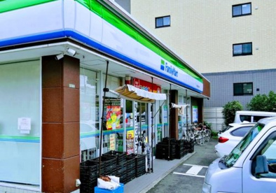 ファミリーマート 世田谷教育会館前店の画像1