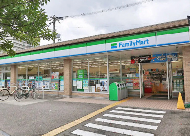 ファミリーマート 豊中城山町店の画像1