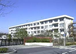 八王子市立松が谷中学校の画像1