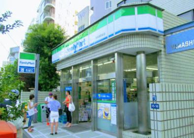 ファミリーマート 乃木坂駅前店の画像1