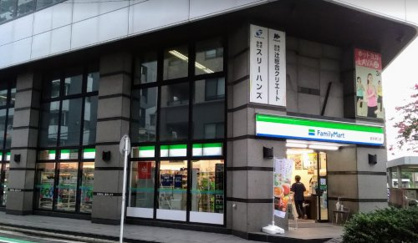 ファミリーマート鶴見東口店の画像1
