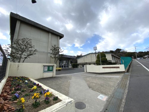 四日市市立羽津中学校の画像