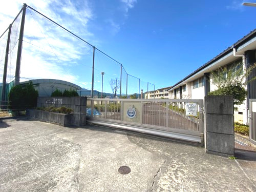 津市立芸濃中学校の画像