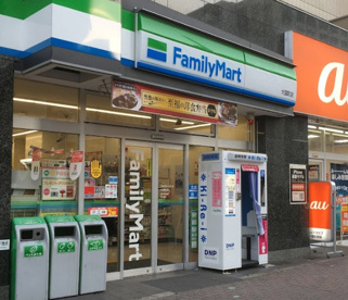 ファミリーマート 大国町店の画像1