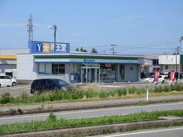 ファミリーマート秋田外旭川字小谷店の画像1