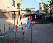 満足稲荷神社 境内遊び場