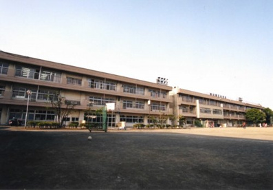 調布市立第三中学校の画像1