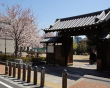 門と蔵のある広場