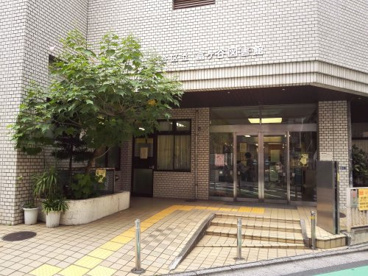渋谷区立富ヶ谷図書館の画像1