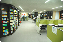 茶色い書棚の綺麗な室内 港区立 高輪図書館分室の画像3