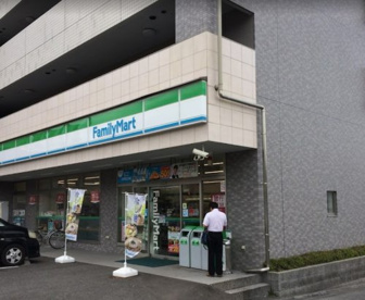 ファミリーマート　鶴川駅西店の画像1