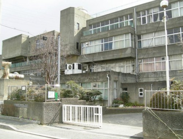 八尾市立桂中学校の画像1