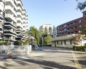 世田谷区立弦巻区民広場の画像1