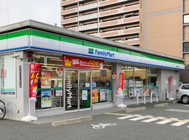 ファミリーマート 鶴見緑地東店の画像1