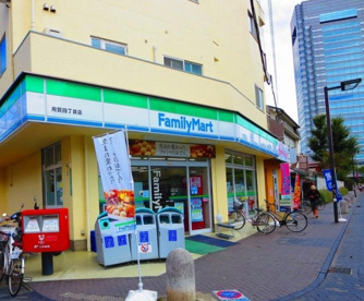 ファミリーマート 用賀四丁目店の画像1